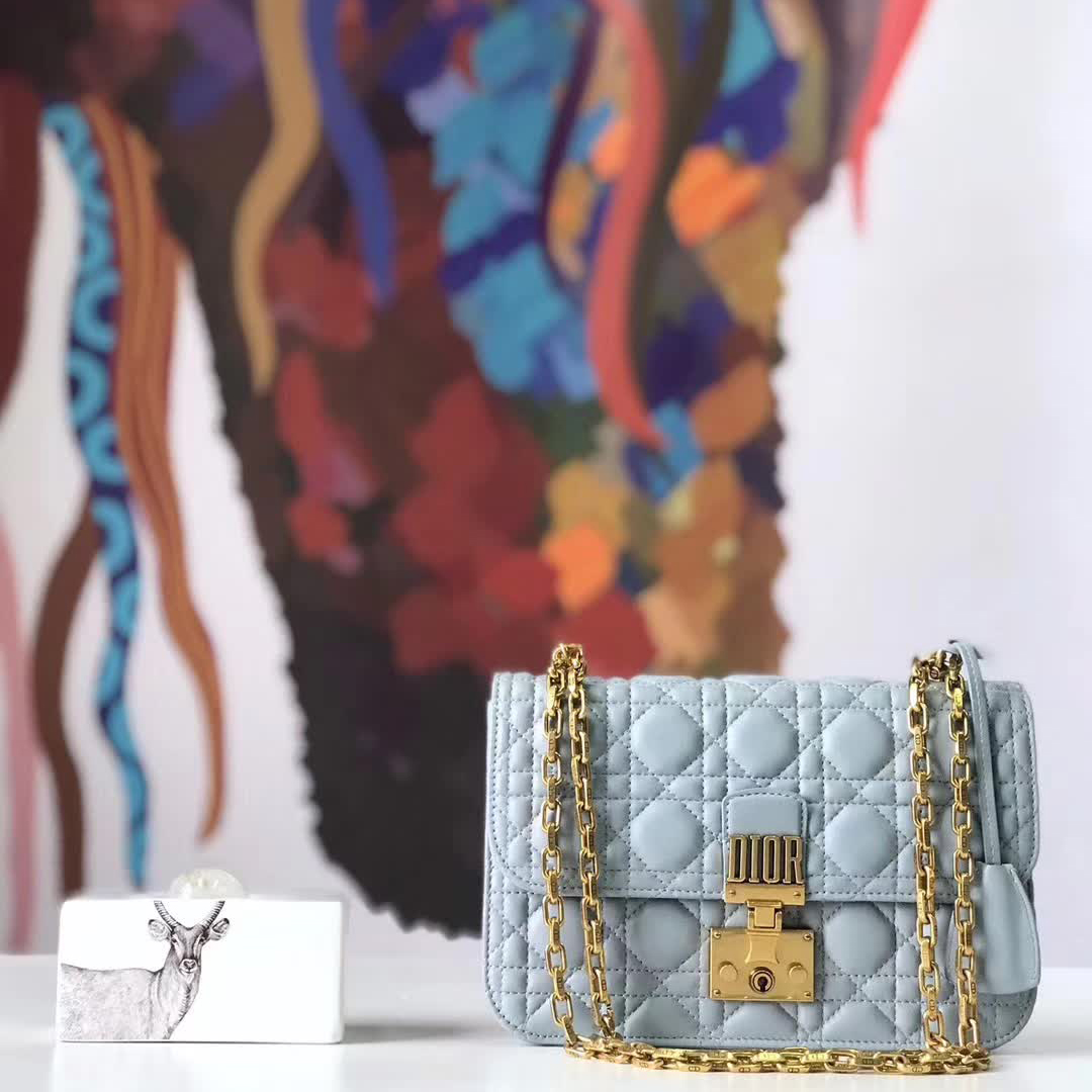 【原版皮】迪奥/Dior 链条包,选用小羊皮绗缝藤格纹,饰以精致又摩登复古品牌标识锁扣,很有年代感,搭配链条肩带,真是perfect