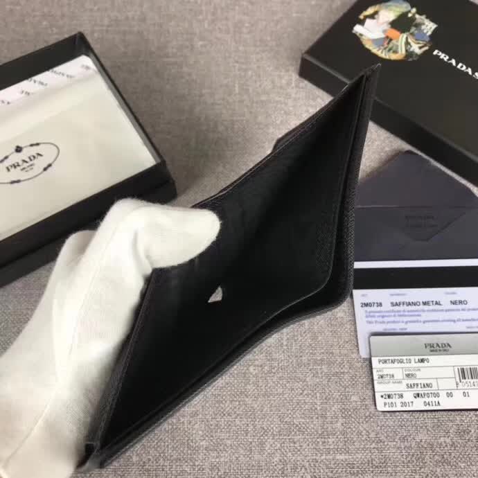 【原版皮】普拉达/Prada 短款钱夹,选用十字纹小牛皮裁制而成,边角点缀散字唛徽标,经典之作,简单时尚,款号:2M0738