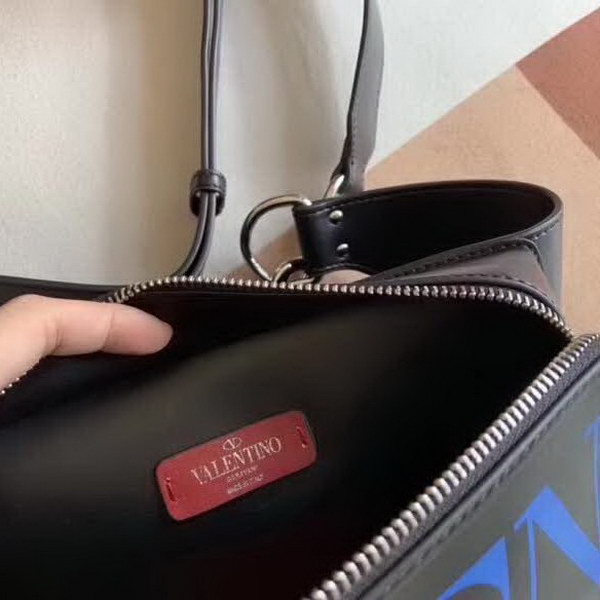 【原版皮】华伦天奴/Valentino 腰包,采用进口南非皮精心裁制而成,涂鸦大logo,简易设计,容量大,男生女生都可以用哦,款号:0056