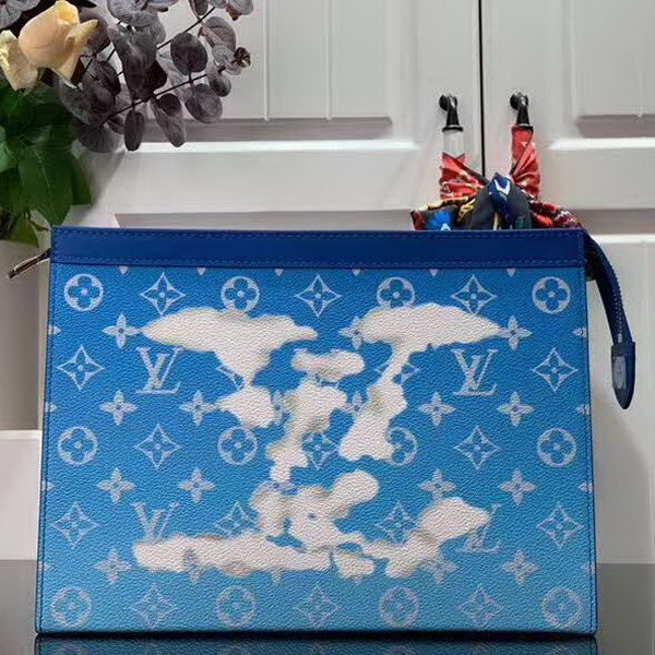 【原版皮】路易威登/LV pochette voyage手袋,以云朵主题焕新手袋设计,再令缥缈如云的品牌标识浮现于Monogram帆布背景,口袋和卡位实现有序收纳,款号:M45480