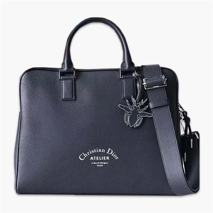 【原版皮】迪奥/Dior 男士公文包,选用粒面纹小牛皮裁制而成,采用传统工艺,是现代男士携带各类日常数据与文件的尚佳选择