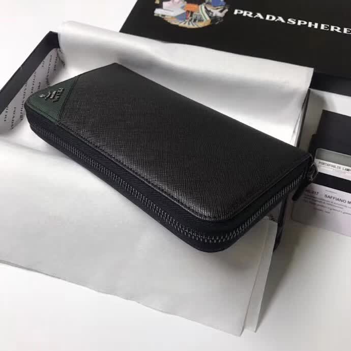 【原版皮】普拉达/Prada 拉链钱夹,选用十字纹小牛皮裁制而成,边角点缀三角散字徽标,经典之作,简单时尚,款号:2ML317