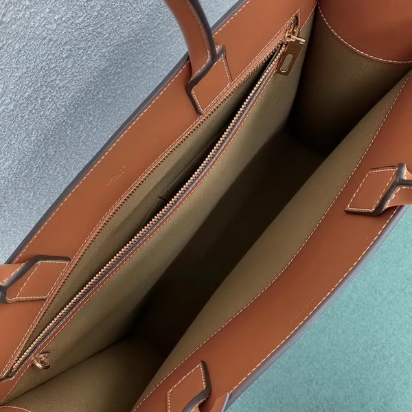 【原版皮】赛琳/Celine 老花系托特包,TRIOMPHE帆布混搭羊皮,整个包以凯旋门标志为主,包边以棕色为主围绕开口,焦糖棕色搭配老花添加了复古元素,款号:190172