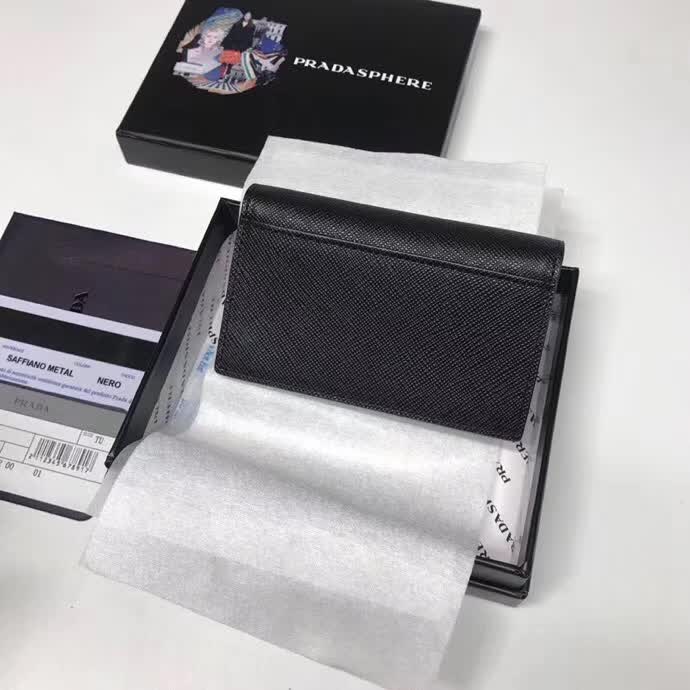 【原版皮】普拉达/Prada 男士卡包，选用十字纹牛皮裁制而成，版型立挺，精湛走线均匀整齐，油边顺滑，做工精致如图可见，款号：2MC122