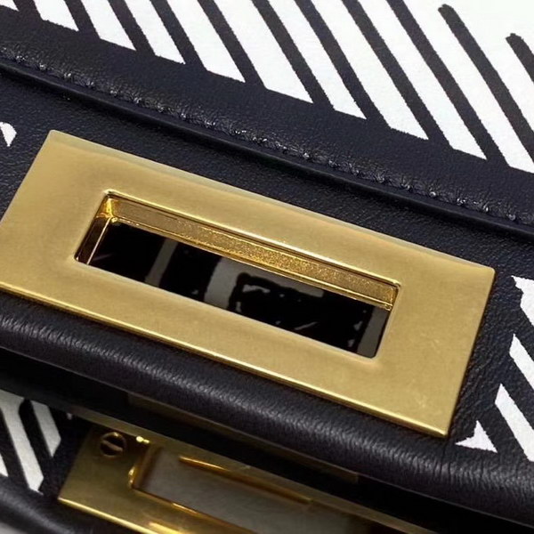 【原版皮】芬迪/Fendi 加州天空系列手Peekaboo手袋,白色皮革材质,以对比鲜明的黑色图形轮廓为特色,营造出二维效果,两侧则缀以经典的扭锁,内衬饰有黑色图形轮廓,构成FF图案,挂饰,字母肩带需另行购买,款号: 8306M