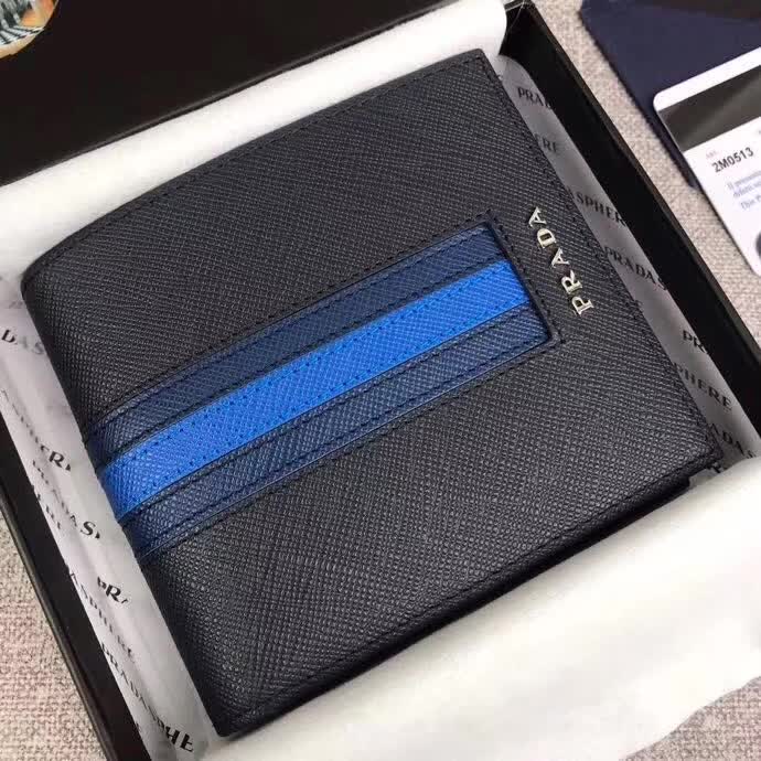 【原版皮】普拉达/Prada 短款钱夹,选用十字纹小牛皮镶嵌彩带皮革裁制而成,精湛走线均匀整齐,做工精湛,款号:2M0513