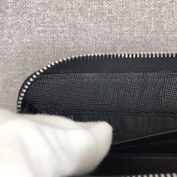 【原版皮】普拉达/Prada 拉链钱夹,选用十字纹小牛皮裁制而成,绗缝特别的皮革徽标设计凸显个性,时尚炫酷,就是要你好看,款号:2ML317