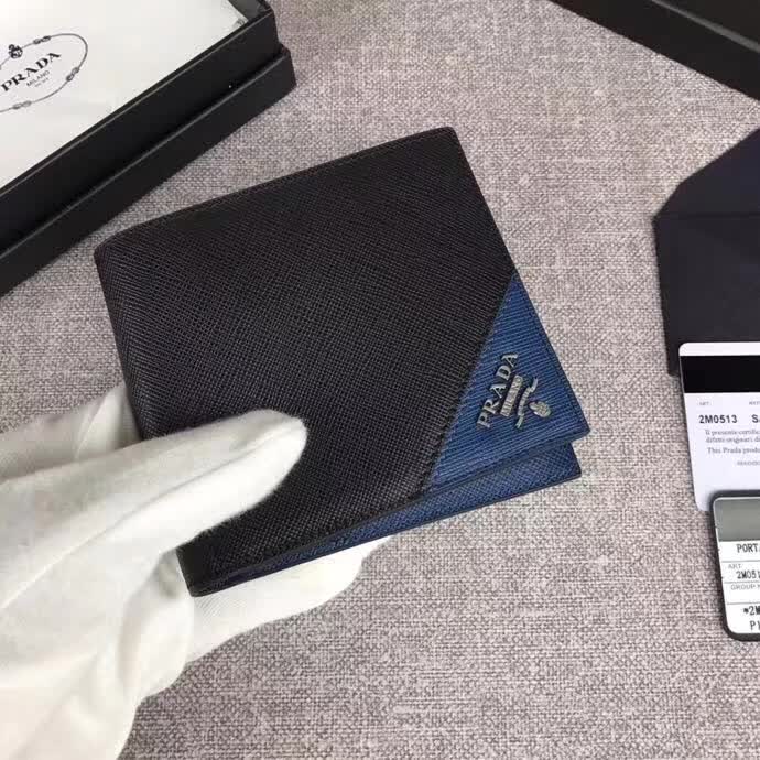 【原版皮】普拉达/Prada 短款钱夹,选用十字纹小牛皮裁制而成,边角点缀三角散字唛标识,精湛走线均匀整齐,做工精湛,款号:2M0513