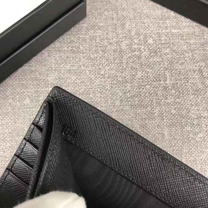 【原版皮】普拉达/Prada 短款钱夹,选用十字纹小牛皮裁制而成,边角点缀三角唛,经典之作,简单时尚,款号:2M0513