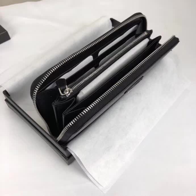 【原版皮】普拉达/Prada 拉链钱夹,选用十字纹小牛皮裁制而成,正面点缀三角唛徽标,经典之作,简单时尚,款号:1ML506
