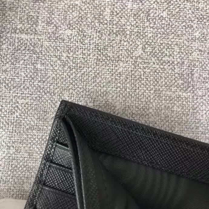 【原版皮】普拉达/Prada 短款钱夹,选用十字纹小牛皮裁制而成,边角点缀小公仔标识,经典之作,简单时尚,款号:2M0513