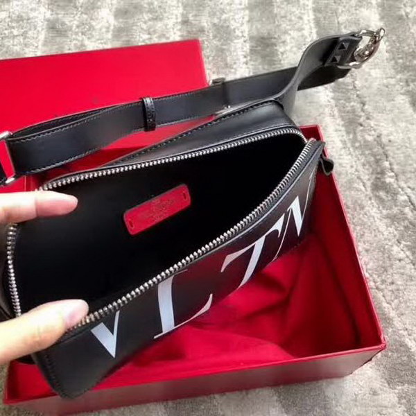 【原版皮】华伦天奴/Valentino 腰包,采用进口南非皮精心裁制而成,涂鸦大logo,简易设计,容量大,男生女生都可以用哦,款号:0056