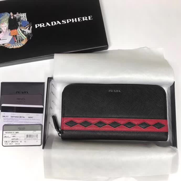 【原版皮】普拉达/Prada 拉链钱夹,选用十字纹牛皮裁制而成,饰以菱形拼色,精湛走线均匀整齐,油边顺滑,款号:2ML317