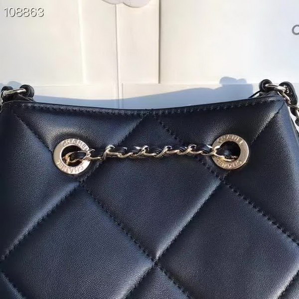 【原版皮】香奈儿/Chanel Mini小水桶包,上身简直太可爱了,这次的Hobo小水桶,长度刚好到腰部,相比之前的小水桶,这次最新款的水桶空格做得更加饱满,款号:AS1801