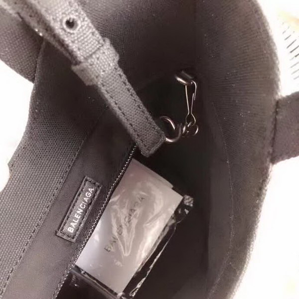 【原版皮】巴黎世家/Balenciaga, 帆布水桶手提包,黑白设计正面大小logo相衬,经典设计简约不轻易过时,帆布包轻盈易携带,容量却很赞,手提斜挎都是棒棒的