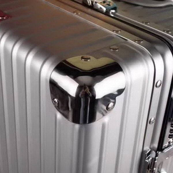 日默瓦/Rimowa 旅行箱,全铝镁合金,经典款的新版本,彩色皮质把手,购买就送透明套,4个轮子,2个手把,绑带,想怎么换就怎么换,永远是街头机场最靓的你