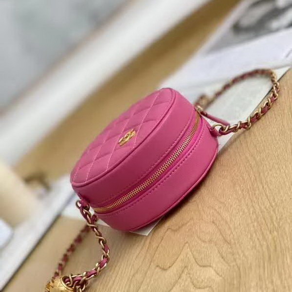 【原版皮】香奈儿/Chanel 金球系列小圆饼包,采用小羊皮精心裁制而成,柔软细腻搭配这季最火爆的链条,神奇的小金球能控制肩带长短,平时出门带的口红车钥匙纸巾都能放,款号:AS0366