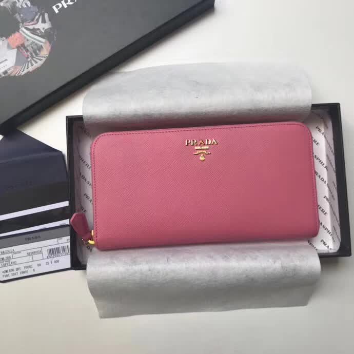 【原版皮】普拉达/Prada 拉链钱夹,选用十字纹小牛皮裁制而成,正面点缀金色散字徽标,尽显高档时尚,低调而又奢华,款号:1ML506