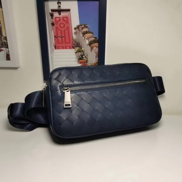 【原版皮】宝缇嘉/BV 男士胸包,腰包,采用蜡胎牛皮精心裁制而成,手工编织,造型贴合身形,空间充裕,非常实用,款号:80182618