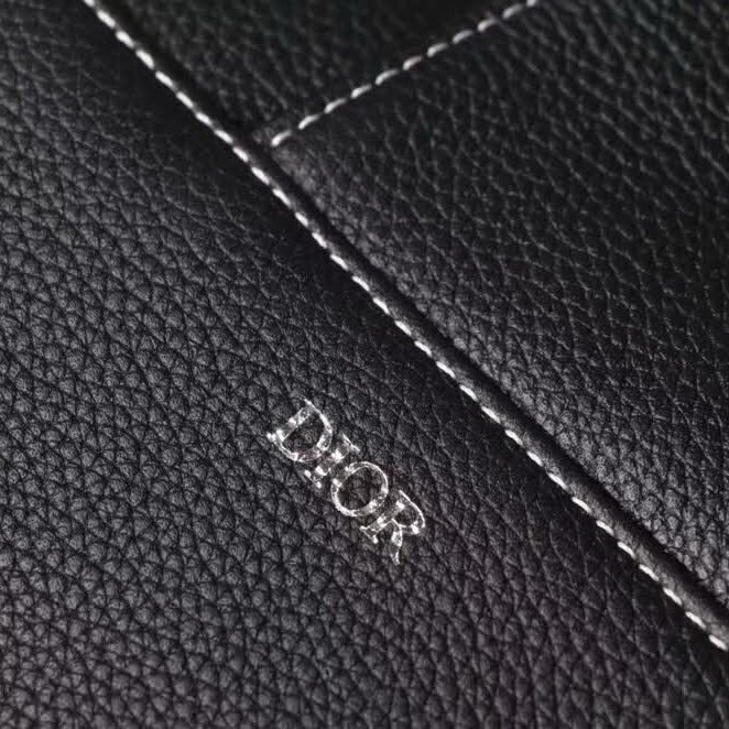 【原版皮】迪奥/Dior 马鞍包,选用颗粒纹小牛皮裁制而成,饰有Christian Dior带扣细节,彰显出自由与独特个性,看起来帅气又低调