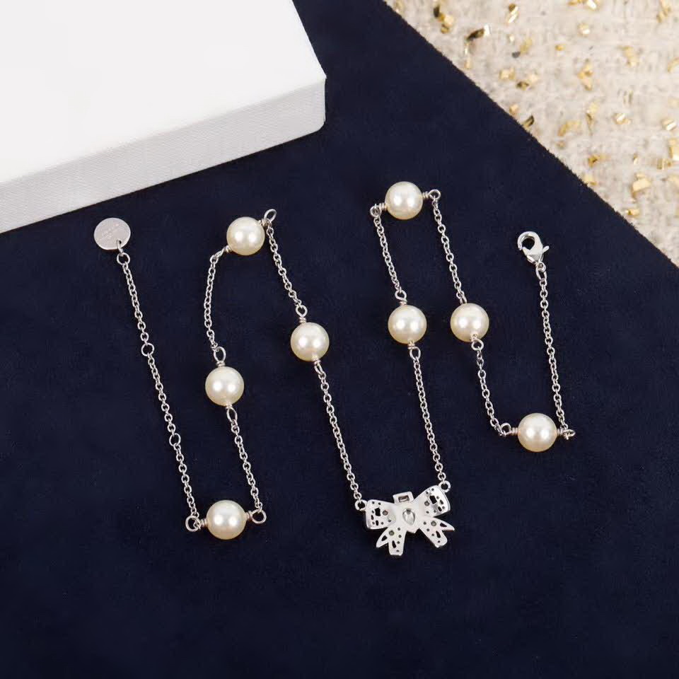 20秋季最新专柜款-缪缪Miu Miu2020新款项链,真心美到不行了,一致施华洛世奇幻彩珍珠,满钻的施华洛,特别的完美