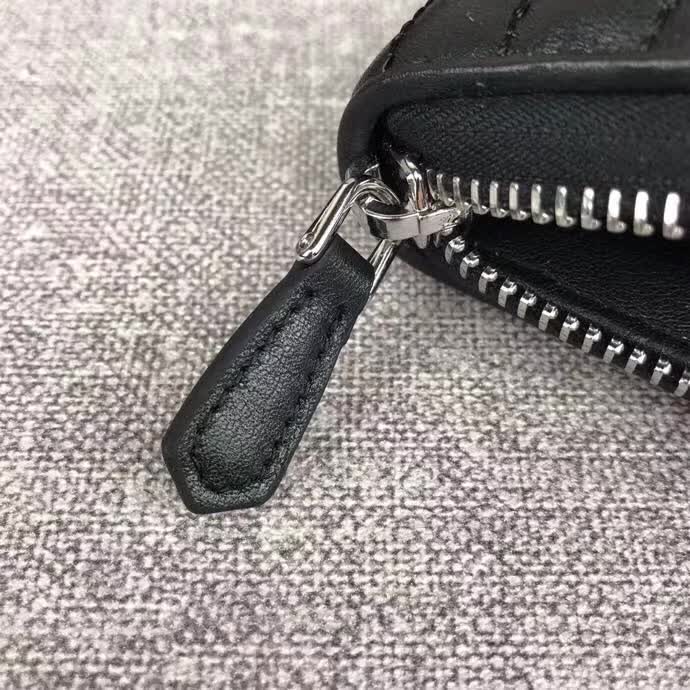 【原版皮】普拉达/Prada 拉链钱夹,选用纳帕牛皮裁制而成,点缀散字唛徽标,精湛走线均匀整齐,款号:1ML506