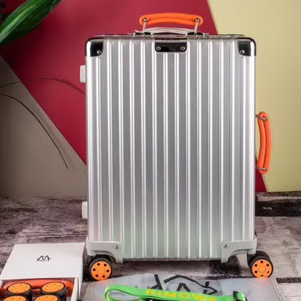 日默瓦/Rimowa 旅行箱,全铝镁合金,经典款的新版本,彩色皮质把手,购买就送透明套,4个轮子,2个手把,绑带,想怎么换就怎么换,永远是街头机场最靓的你