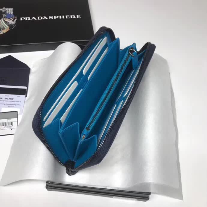 【原版皮】普拉达/Prada 拉链钱夹,选用十字纹牛皮裁制而成,饰以菱形拼色,精湛走线均匀整齐,油边顺滑,款号:2ML317