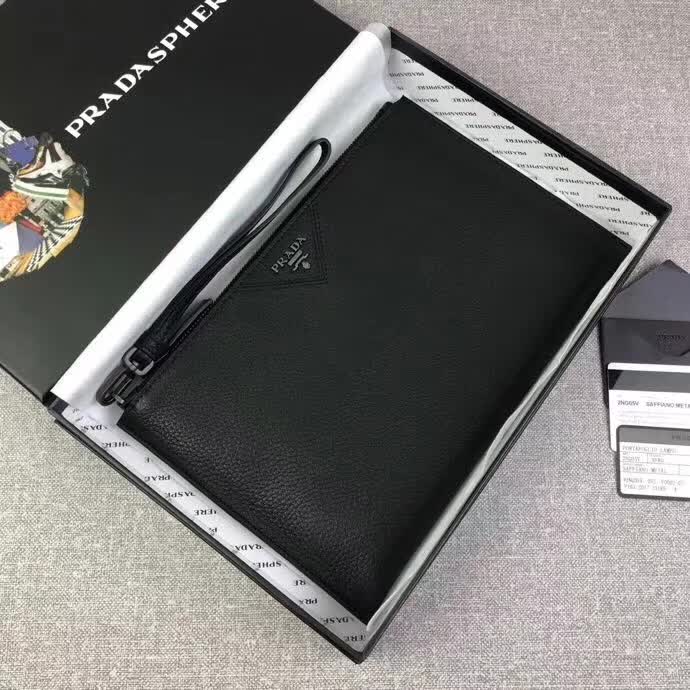 【原版皮】普拉达/Prada 男士手包,选用十字纹小牛皮裁制而成,正面点缀品牌三角散字徽标,款号:2NG05V