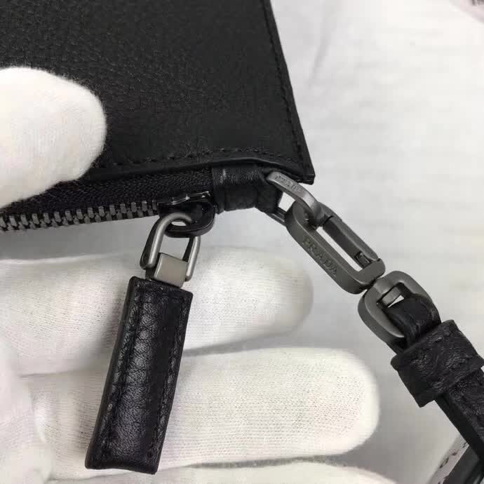 【原版皮】普拉达/Prada 男士手包,选用十字纹小牛皮裁制而成,正面点缀品牌三角散字徽标,款号:2NG05V