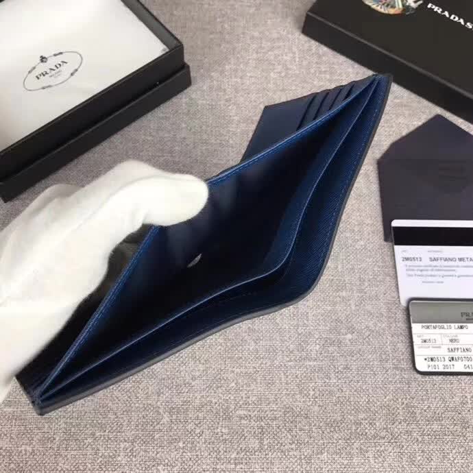 【原版皮】普拉达/Prada 短款钱夹,选用十字纹小牛皮裁制而成,边角点缀三角散字唛标识,精湛走线均匀整齐,做工精湛,款号:2M0513