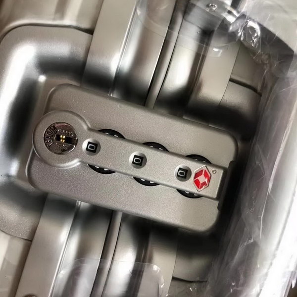 迪奥Dior X 日默瓦/RiMoWa 独家定制款化妆箱,汇集艺术,时尚与设计,领先时装周发售,体现精湛的手工匠艺和专业技术