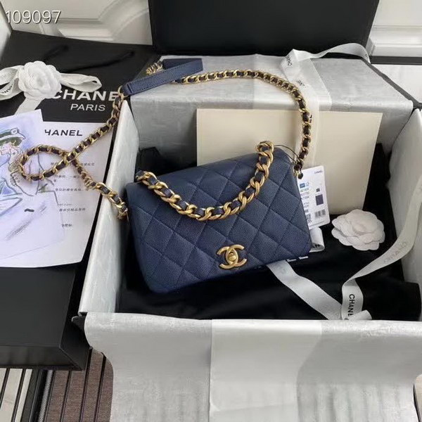 【原版皮】香奈儿/Chanel 新款口盖包,选用牛皮颗粒经过特殊工艺抛光,皮面略微亮闪闪,增加了耐磨度同时又超质感,经典的菱格纹设计,双C纽扣设计,19的皮穿金属粗链条,款号:AS1895