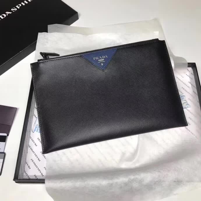 【原版皮】普拉达/Prada 男士手包,选用十字纹小牛皮裁制而成,正面点缀品牌三角散字徽标,款号:2NG05V