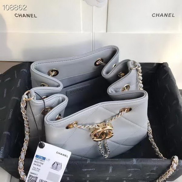 【原版皮】香奈儿/Chanel Mini小水桶包,上身简直太可爱了,这次的Hobo小水桶,长度刚好到腰部,相比之前的小水桶,这次最新款的水桶空格做得更加饱满,款号:AS1801