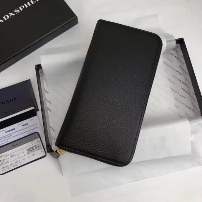 【原版皮】普拉达/Prada 拉链钱夹,选用十字纹小牛皮裁制而成,正面点缀三角唛徽标,经典之作,简单时尚,款号:1ML506