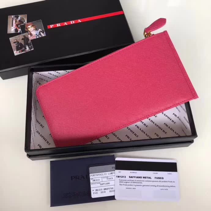 【原版皮】普拉达/Prada 卡包,男女通用款,选用十字纹牛皮裁制而成,点缀金色散字唛徽标,超大容量