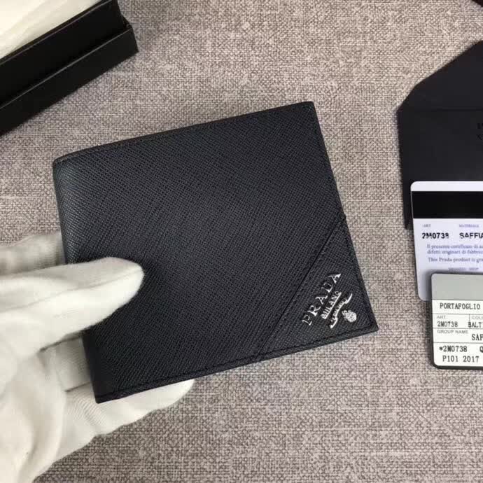 【原版皮】普拉达/Prada 短款钱夹,选用十字纹小牛皮裁制而成,边角点缀散字唛徽标,经典之作,简单时尚,款号:2M0738