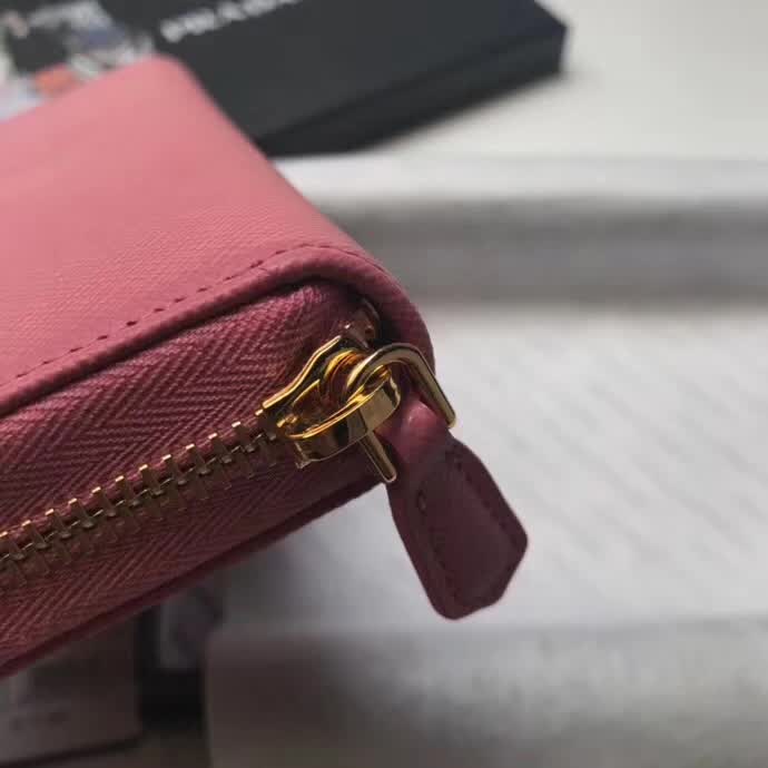 【原版皮】普拉达/Prada 拉链钱夹,选用十字纹小牛皮裁制而成,正面点缀金色散字徽标,尽显高档时尚,低调而又奢华,款号:1ML506