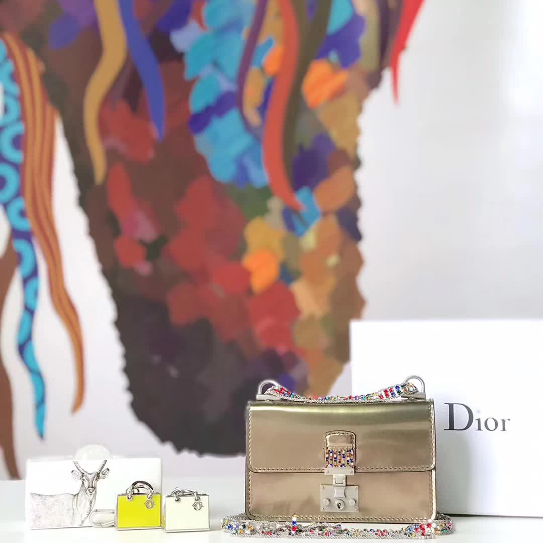 【原版皮】迪奥/Dior 链条包,选用光滑漆牛皮裁制而成,饰以点缀彩色钻粒的品牌标识字母锁扣,设计很特别,不容易撞款,链条缀满彩色钻粒,美得不要不要的,款号:5817