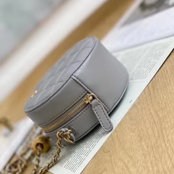 【原版皮】香奈儿/Chanel 金球系列小圆饼包,采用小羊皮精心裁制而成,柔软细腻搭配这季最火爆的链条,神奇的小金球能控制肩带长短,平时出门带的口红车钥匙纸巾都能放,款号:AS0366