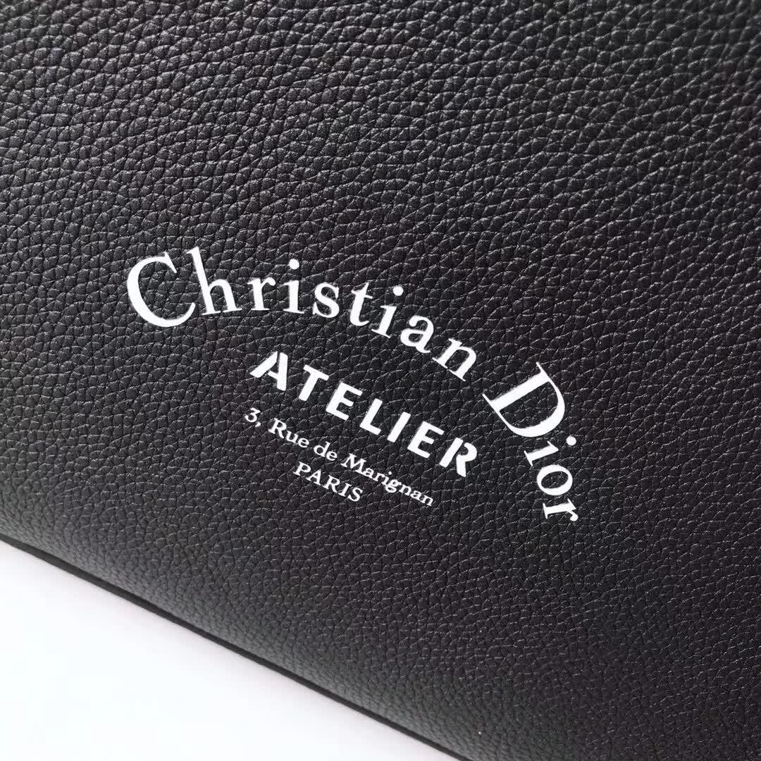 【原版皮】迪奥/Dior 男士公文包,选用粒面纹小牛皮裁制而成,采用传统工艺,是现代男士携带各类日常数据与文件的尚佳选择
