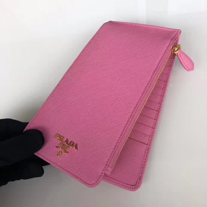 【原版皮】普拉达/Prada 卡包,男女通用款,选用十字纹牛皮裁制而成,点缀金色散字唛徽标,超大容量