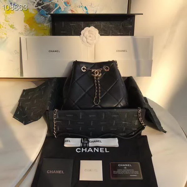 【原版皮】香奈儿/Chanel Mini小水桶包,上身简直太可爱了,这次的Hobo小水桶,长度刚好到腰部,相比之前的小水桶,这次最新款的水桶空格做得更加饱满,款号:AS1801