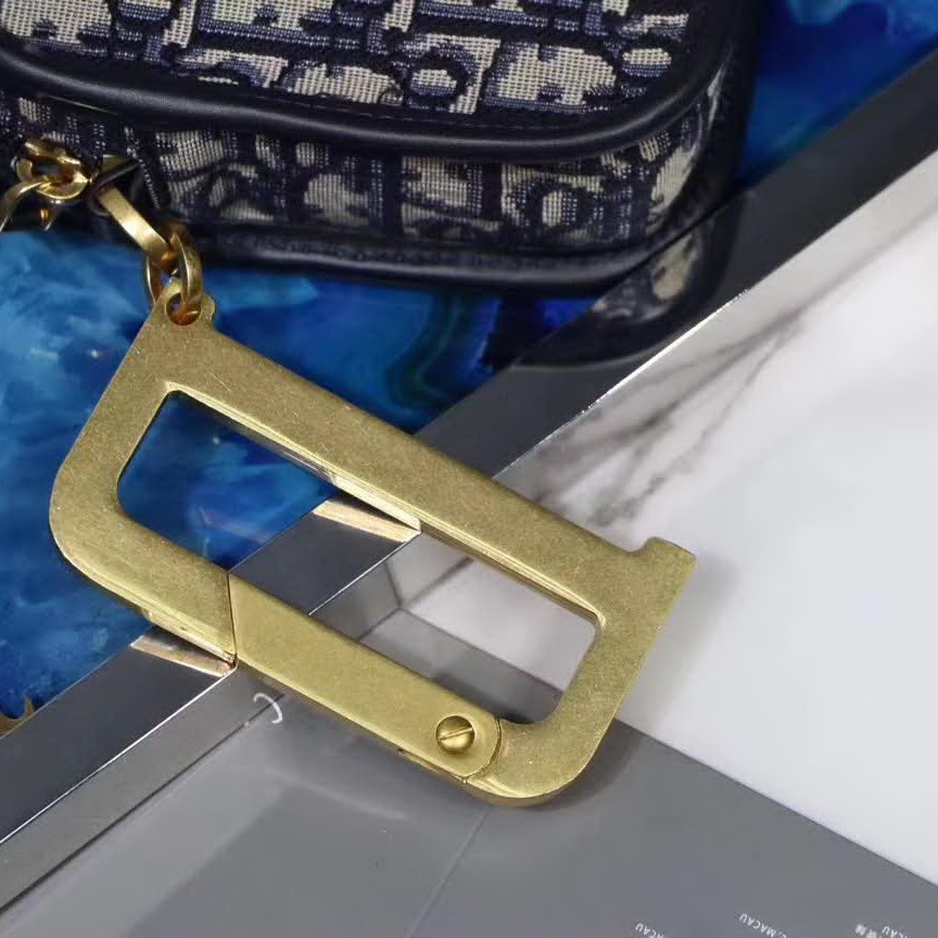 【原版皮】迪奥/Dior 相机包,选用Oblique提花帆布搭配同色系牛皮皮革裁制而成,大大的D字扣的手拎设计五金,随意又摩登,谁用谁时髦