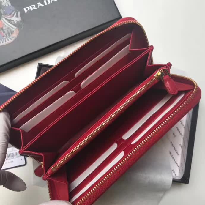 【原版皮】普拉达/Prada 拉链钱夹,选用十字纹小牛皮裁制而成,正面点缀金色散字徽标,尽显高档时尚,低调而又奢华,款号:1ML506