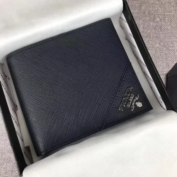 【原版皮】普拉达/Prada 短款钱夹,选用十字纹小牛皮裁制而成,边角点缀散字唛徽标,经典之作,简单时尚,款号:2M0738