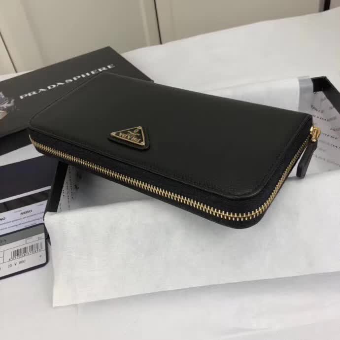 【原版皮】普拉达/Prada 拉链钱夹,选用十字纹小牛皮裁制而成,正面点缀三角唛徽标,经典之作,简单时尚,款号:1ML506