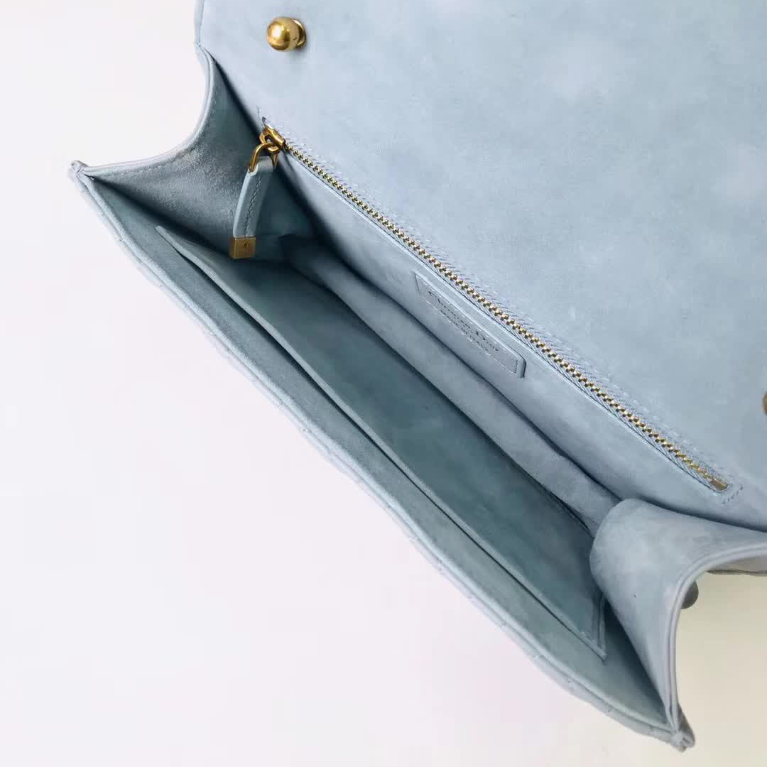 【原版皮】迪奥/Dior 链条包,选用小羊皮绗缝藤格纹,饰以精致又摩登复古品牌标识锁扣,很有年代感,搭配链条肩带,真是perfect