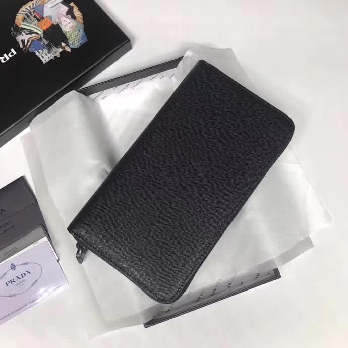 【原版皮】普拉达/Prada 拉链钱夹,选用十字纹小牛皮裁制而成,边角点缀三角散字徽标,经典之作,简单时尚,款号:2ML188